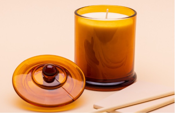 Amber candle with lid